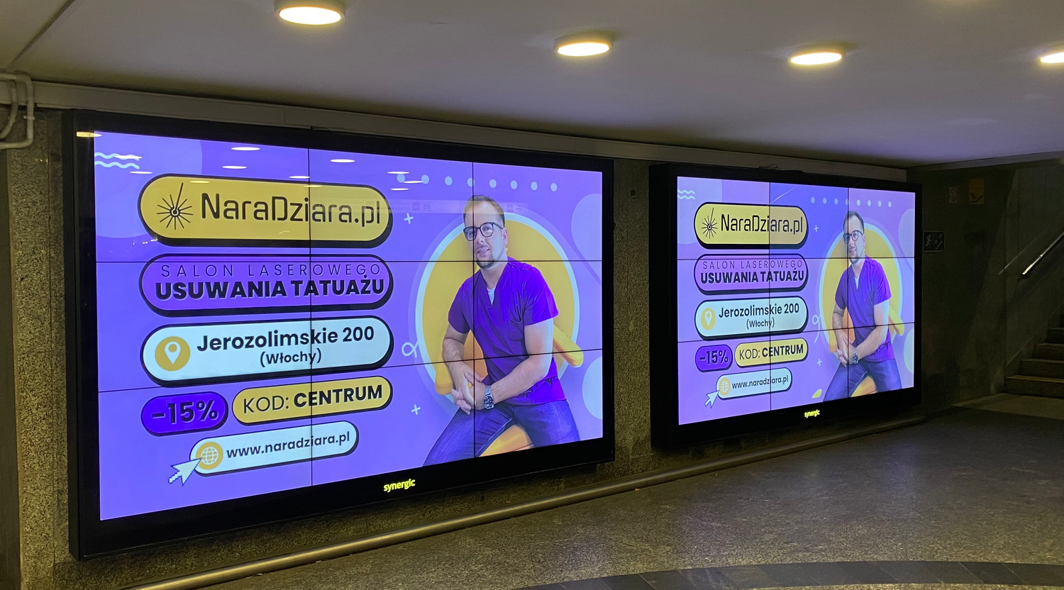 Reklama salonu NaraDziara.pl na ekranach LED w przejściu podziemnym przy Rondzie Dmowskiego w Warszawie
